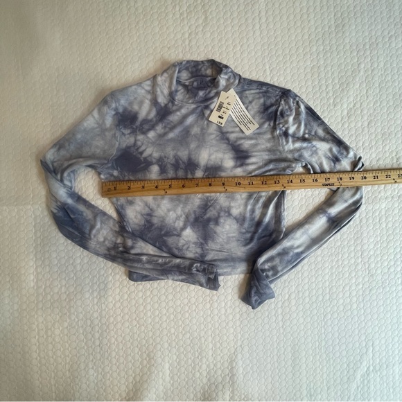 Aeropostale. Sz Small. Crop Top.. Small hole Rt arm. - Picture 9 of 16